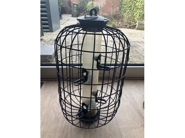 Standaard met voedersilo+kooi, bakjes voor voer, hanger voor vetblok