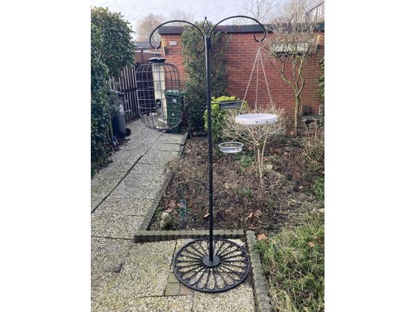 Standaard met voedersilo+kooi, bakjes voor voer, hanger voor vetblok