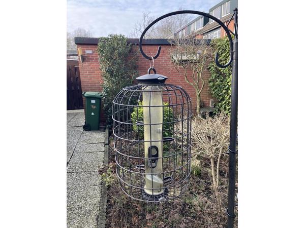 Standaard met voedersilo+kooi, bakjes voor voer, hanger voor vetblok