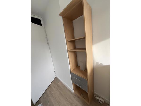 Hoge smalle kast met 2 lades