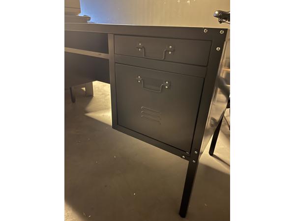 Ruim bureau met twee rijen laden