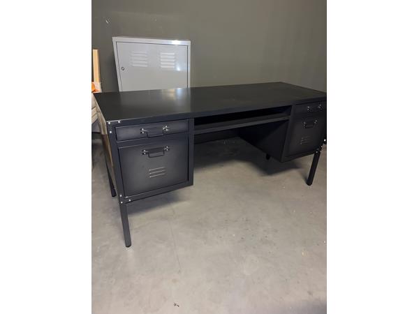 Ruim bureau met twee rijen laden