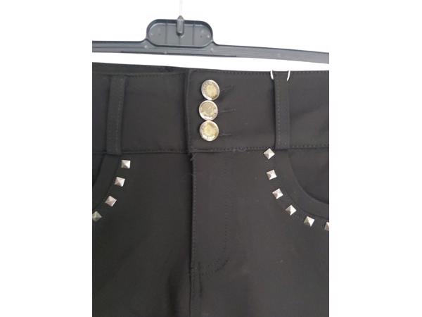Stretchy korte broek met studs zwart M