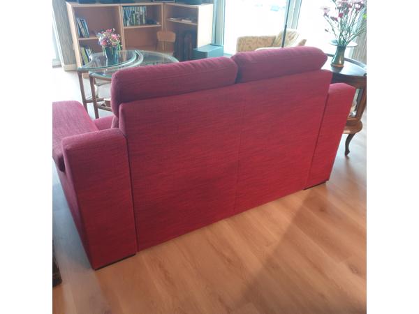 Comfortabele rode tweezitsbank met hoge rugleuning