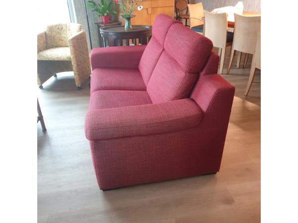 Comfortabele rode tweezitsbank met hoge rugleuning