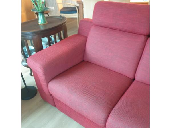 Comfortabele rode tweezitsbank met hoge rugleuning