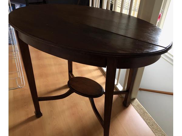 Elegante antieke sidetable van donker hout