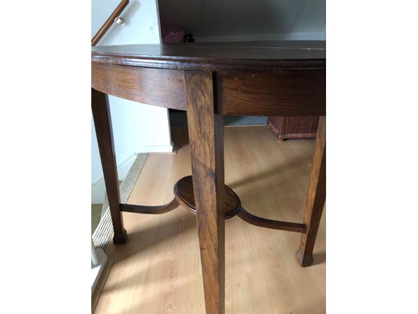 Elegante antieke sidetable van donker hout