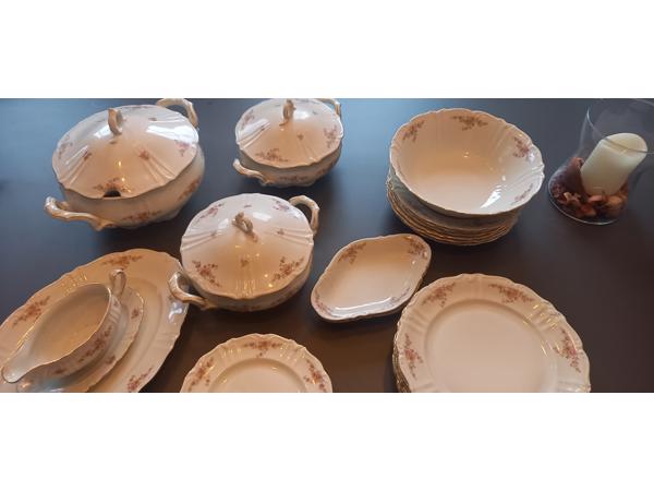 Een 29 delig servies voor 6 personen, in zeer goede staat.