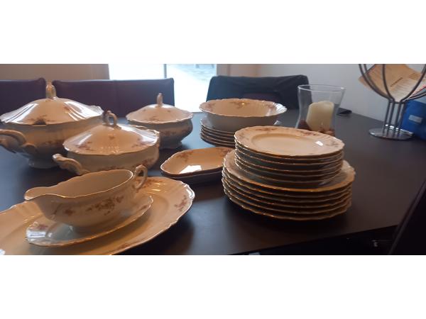 Een 29 delig servies voor 6 personen, in zeer goede staat.