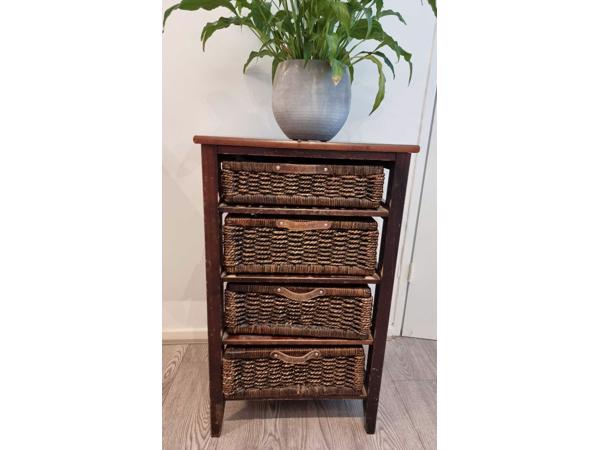 Houten kastje met vier rieten mandjes