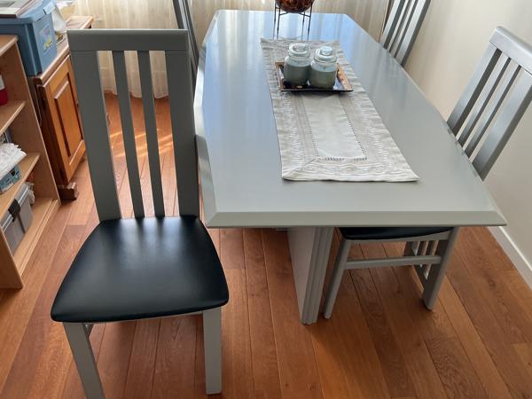 Eetkamertafel +4stoelen