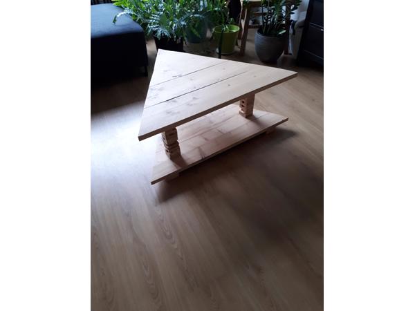 Houten driehoekige bijzettafel