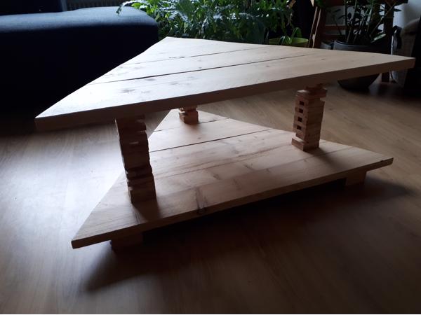 Houten driehoekige bijzettafel
