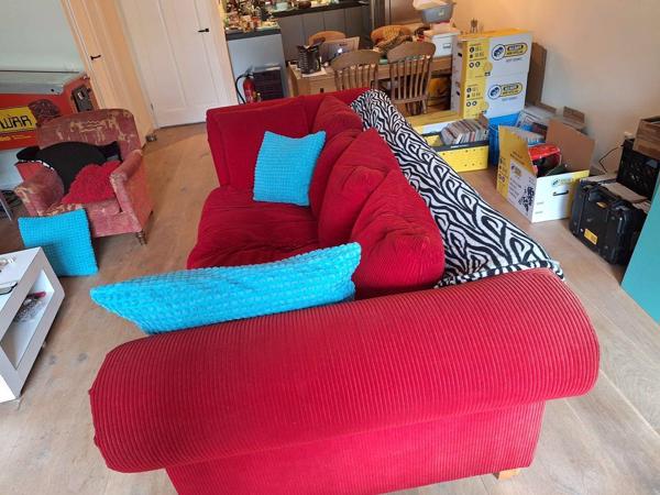 Bank met rode rib stof. Extra diep. Lounge.