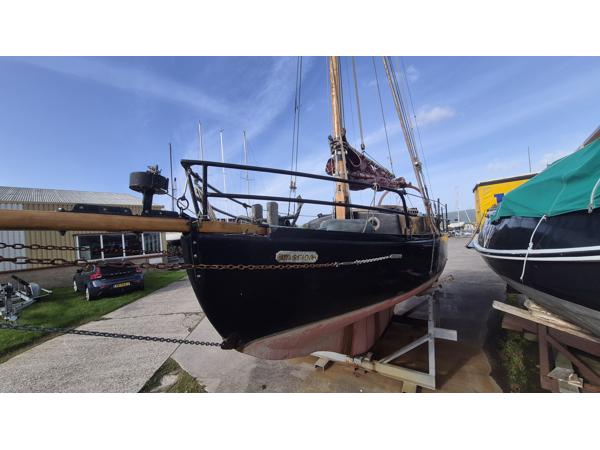 Kajuit zeilboot polyester op hout
