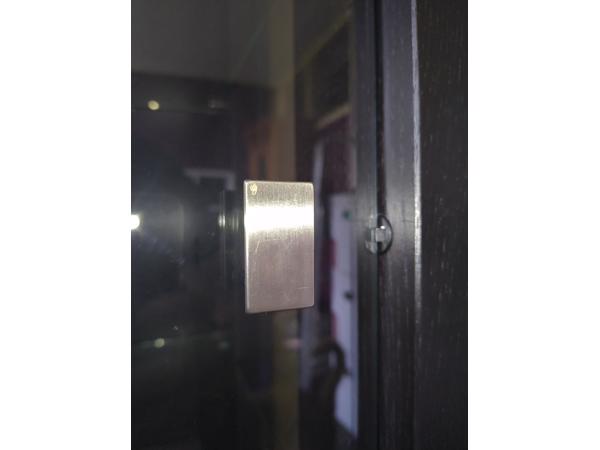 Wengé vitrinekasten Karel mijntjes 2 meter hoog 70 breed 45 diep