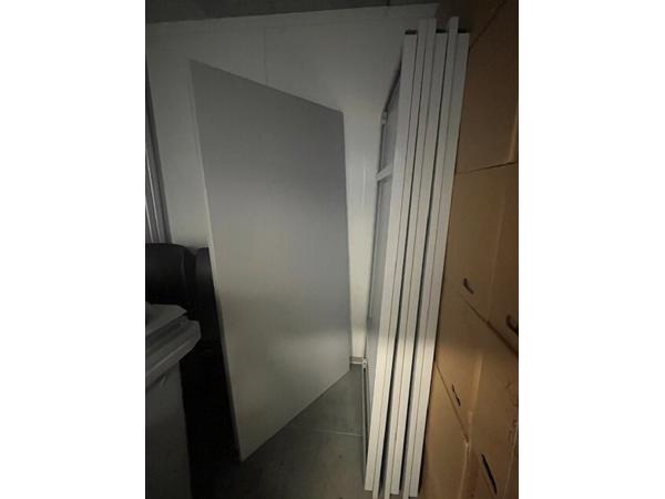4 metalen grijze tafels