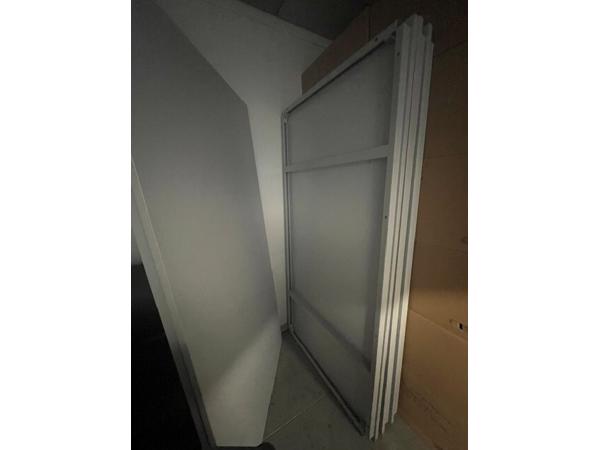 4 metalen grijze tafels