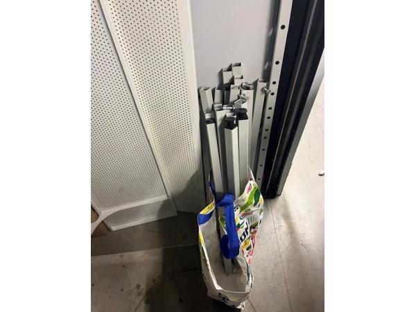 4 metalen grijze tafels