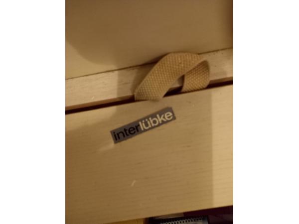 grenen kast: een zee van ruimte onder je bed met vier grote laden