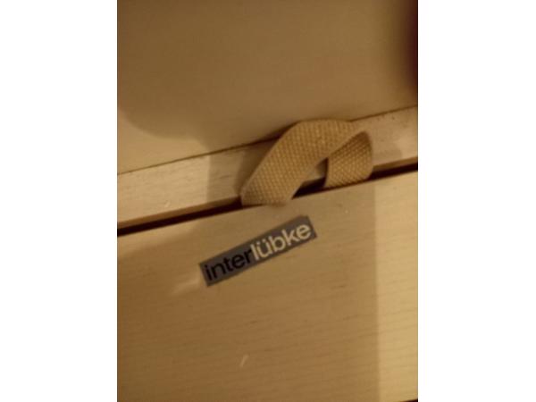 grenen kast: een zee van ruimte onder je bed met vier grote laden