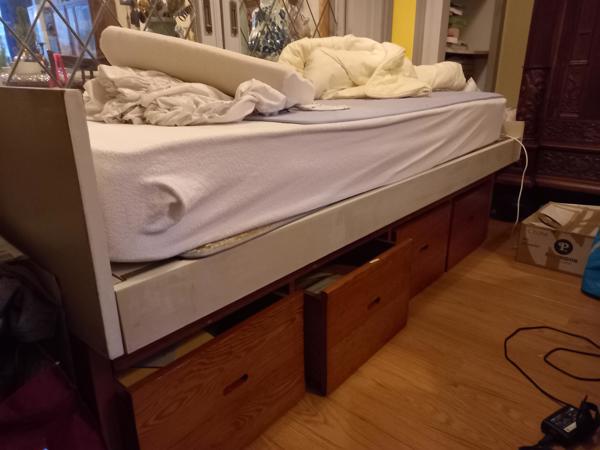 grenen kast: een zee van ruimte onder je bed met vier grote laden