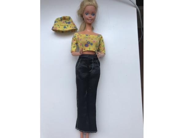 Mattel Inc. Barbies met meerdere kledingsetjes