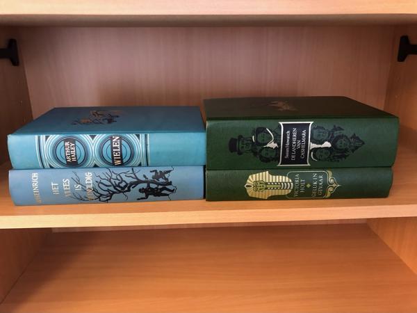 4 x  Boeken mooi bandontwerp ( Howatch, Holt , Hailey etc )