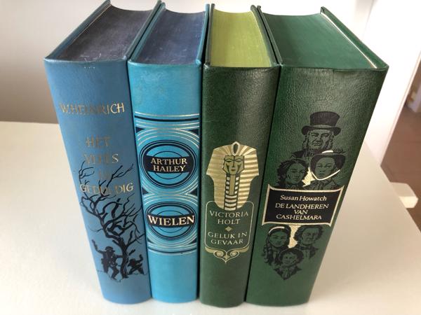 4 x  Boeken mooi bandontwerp ( Howatch, Holt , Hailey etc )