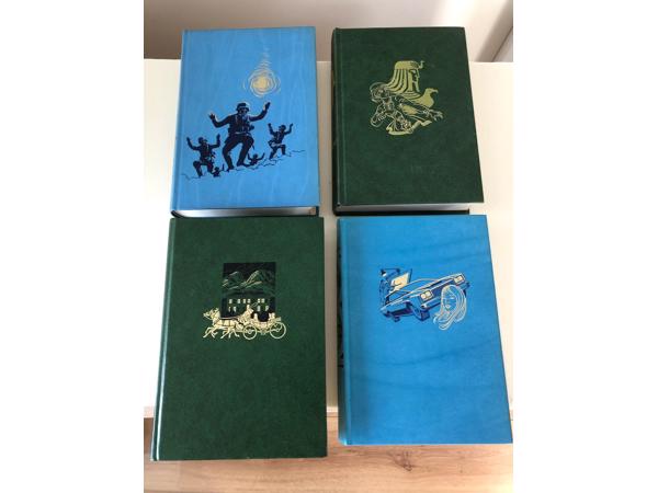 4 x  Boeken mooi bandontwerp ( Howatch, Holt , Hailey etc )