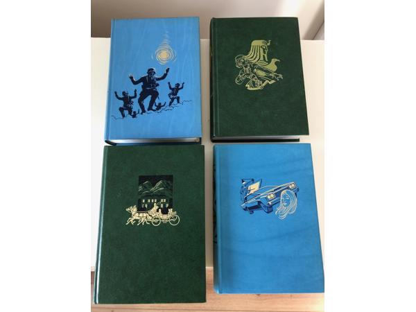 4 x  Boeken mooi bandontwerp ( Howatch, Holt , Hailey etc )