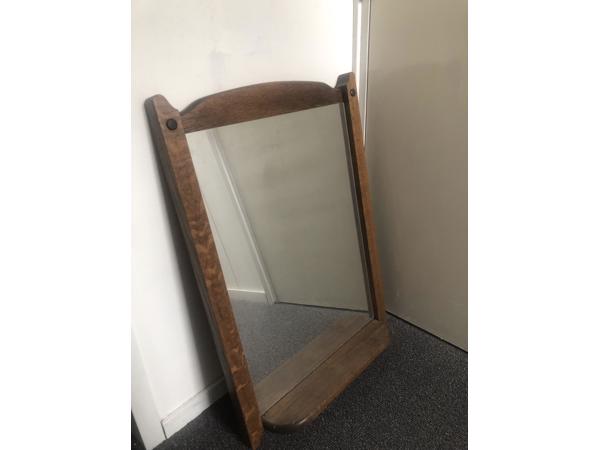 Grote spiegel met houten rand