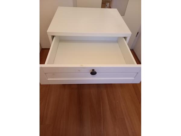 Een goed functionerend wit Ikea ladekastje met 3 lades