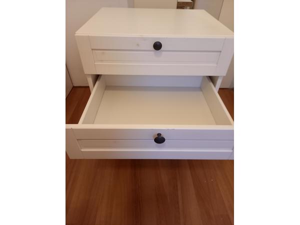 Een goed functionerend wit Ikea ladekastje met 3 lades