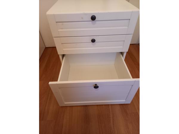 Een goed functionerend wit Ikea ladekastje met 3 lades