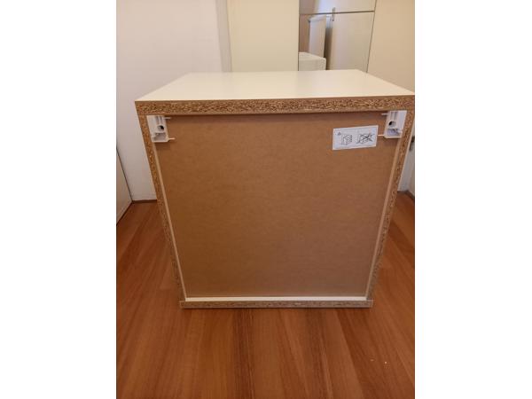 Een goed functionerend wit Ikea ladekastje met 3 lades