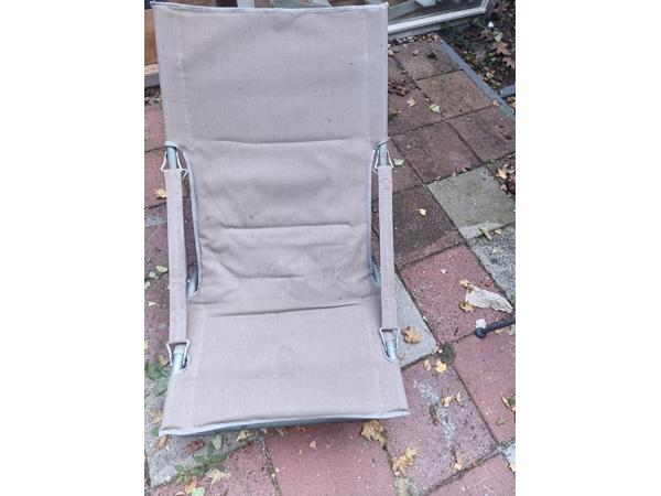 Lig stoel met in 2 jaar in een schuurtje gestaan sporen