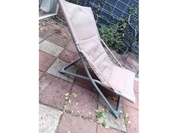 Lig stoel met in 2 jaar in een schuurtje gestaan sporen