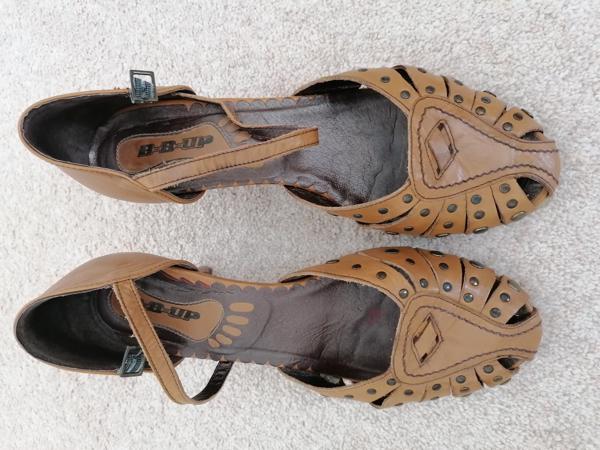 Open dames schoen met hak, cognac kleur, mt 40 &#x20AC; 15,95