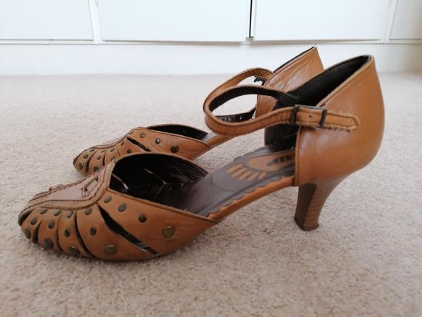 Open dames schoen met hak, cognac kleur, mt 40 &#x20AC; 15,95