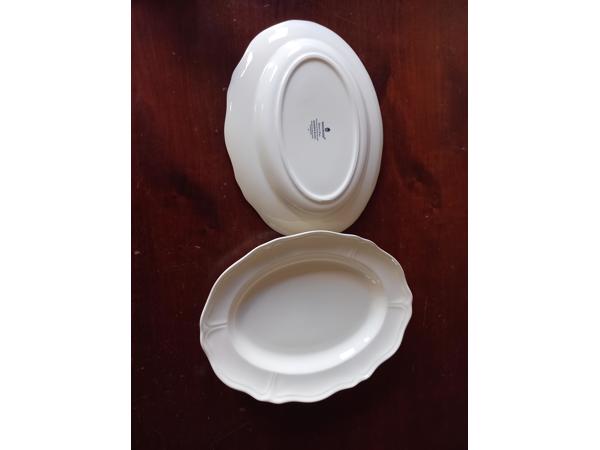 Wedgwood Queens Plain twee ovale schalen 34 x 26,5 cm