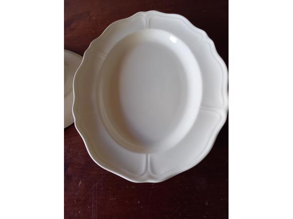 Wedgwood Queens Plain twee ovale schalen 34 x 26,5 cm
