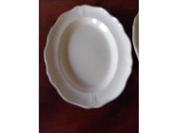 Wedgwood Queens Plain twee ovale schalen 34 x 26,5 cm