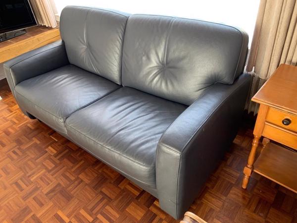 blauwe tweezits bank. Leer