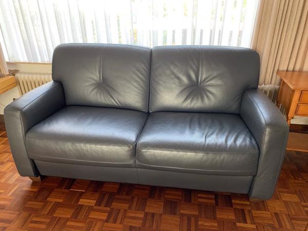 blauwe tweezits bank. Leer