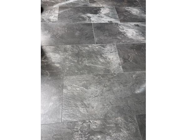 📢 GRATIS AF TE HALEN IN VLEUTEN: Ca. 60 m² kliklaminaat (donkere tegellook) 📢