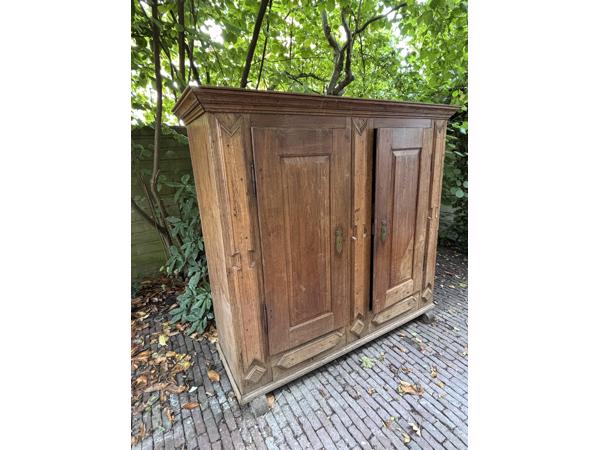 Antieke houten bruine kast
