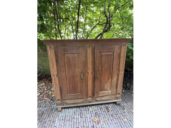Antieke houten bruine kast