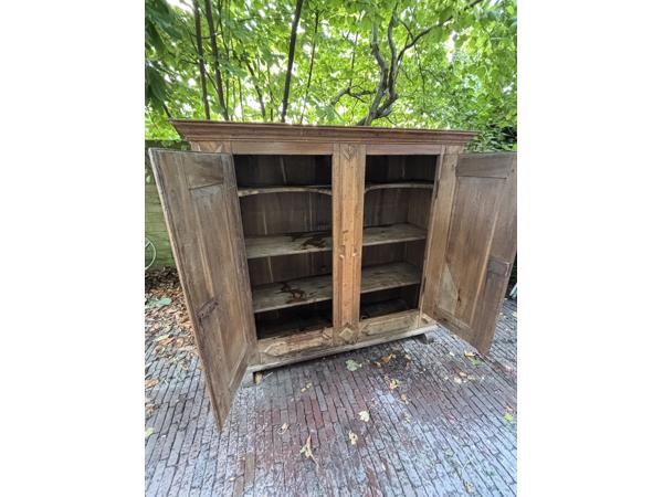 Antieke houten bruine kast